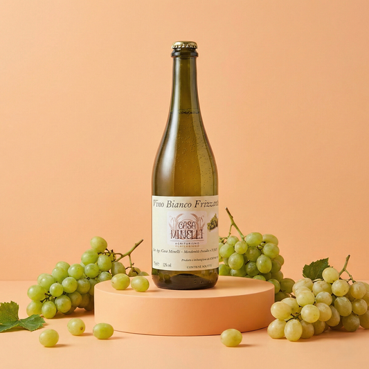 Bottiglia da 0,75l di Vino Bianco Frizzante Casa Minelli, vino biologico dell'Emilia Romagna ideale per aperitivi e antipasti di salumi